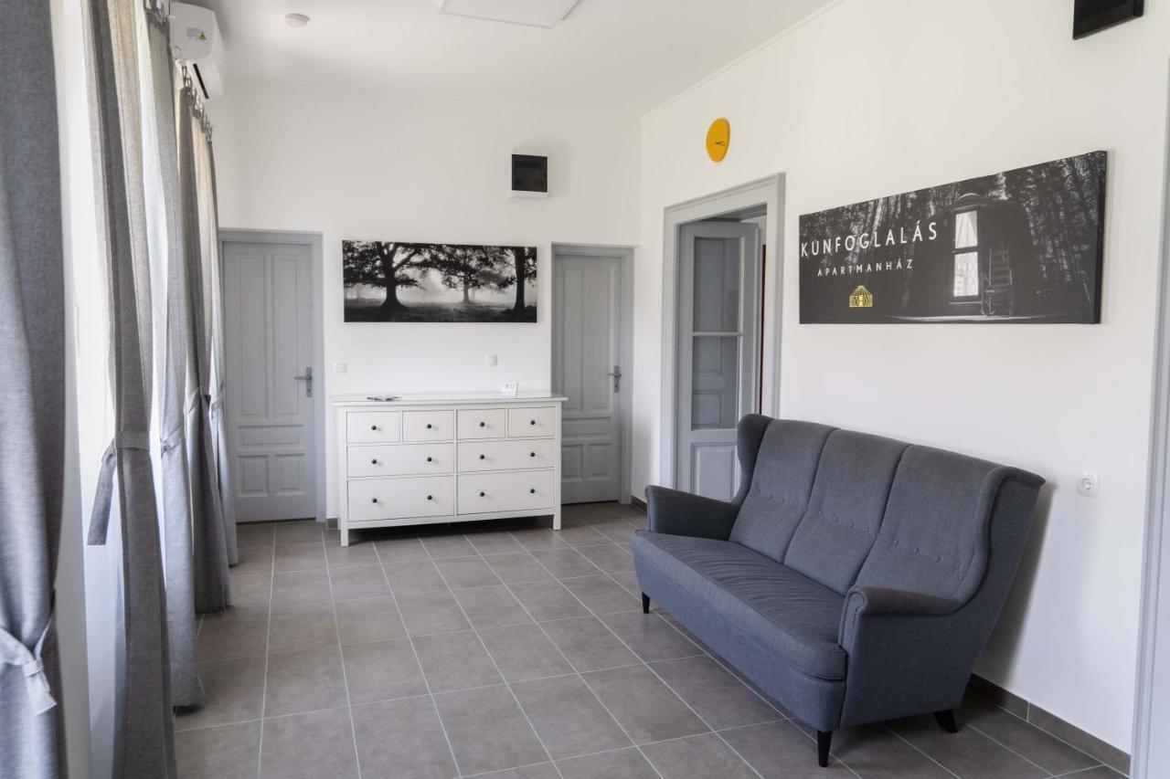 Kunfoglalas Apartmanhaz Kisujszallas 외부 사진